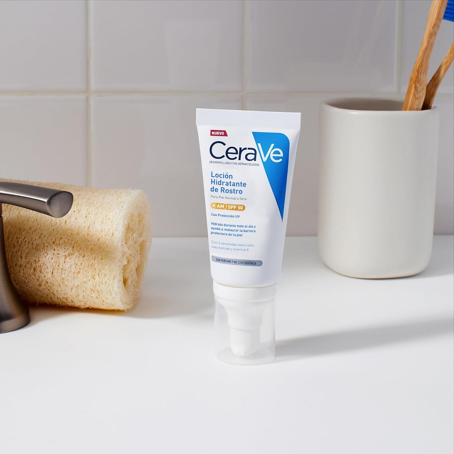 CeraVe, Loción Hidratante de Rostro SPF 50, Para Piel Normal a Seca, Hidratación y Alta Protección Contra los Rayos UVB/UVA, Enriquecida con Ceramidas, 52ml