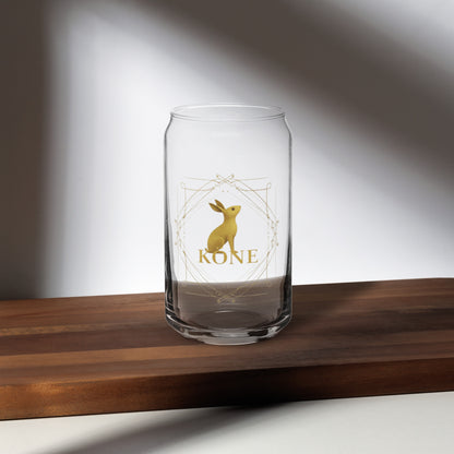 Vaso de cristal KÖNE con logo dorado, diseño limpio y fondo neutro