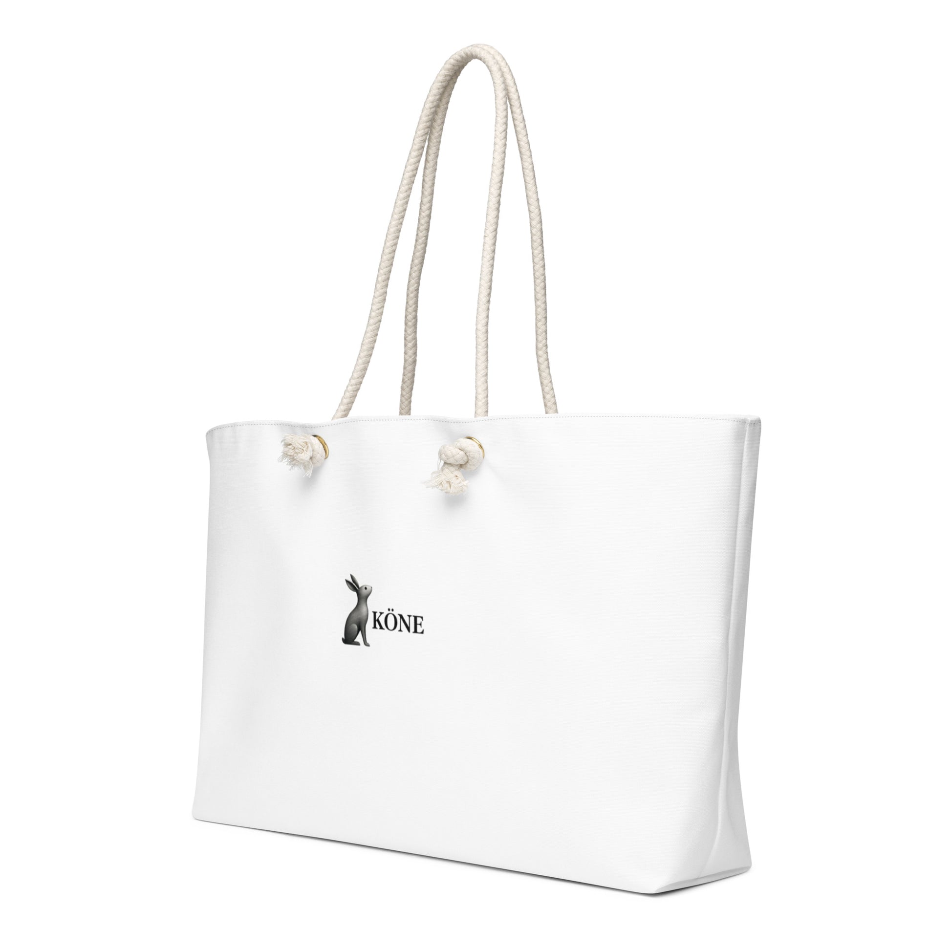 Detalle del logo KÖNE en la bolsa Weekender blanca con asas de cuerda beige.