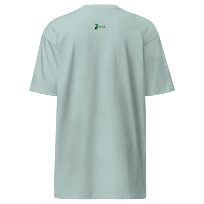 Parte trasera de la camiseta KÖNE celeste, corte regular y tejido grueso 100% algodón.