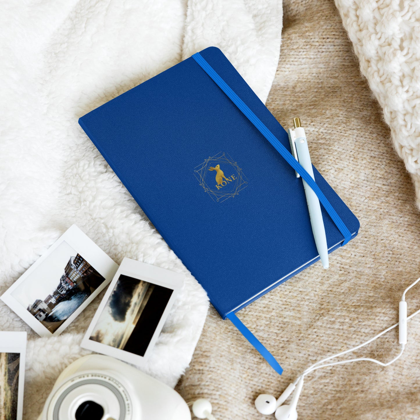Cuaderno azul intenso KÖNE con detalles dorados sobre fondo neutro