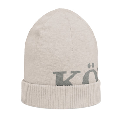 Parte trasera del gorro KÖNE beige con logo gris y acabado de punto fino.