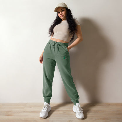 Mujer con pantalón KÖNE verde lavado y top blanco, estilo relajado y contemporáneo en fondo neutro.