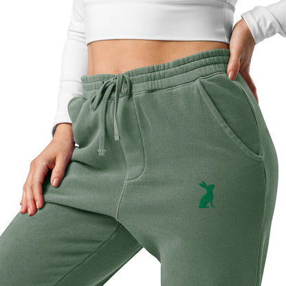 Pantalón KÖNE verde lavado, detalle del logo bordado y cinturilla elástica con cordones planos.