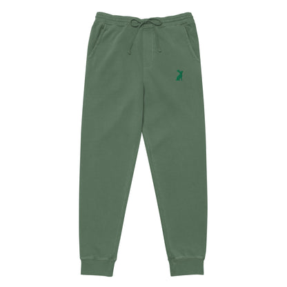 Parte trasera del pantalón KÖNE verde con bolsillo posterior y ajuste relajado.