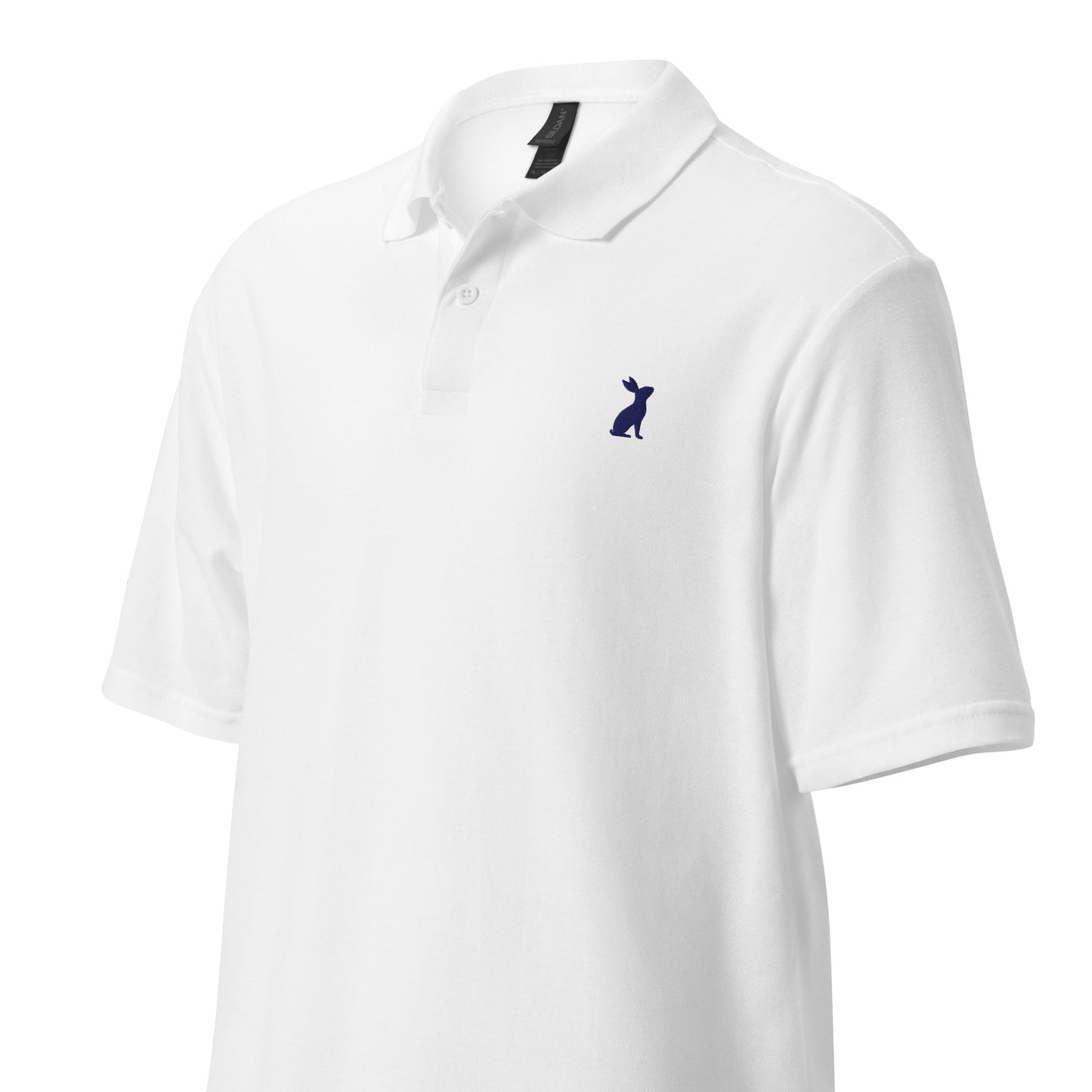 Polo KÖNE blanco con logo azul bordado, algodón piqué y cuello clásico.