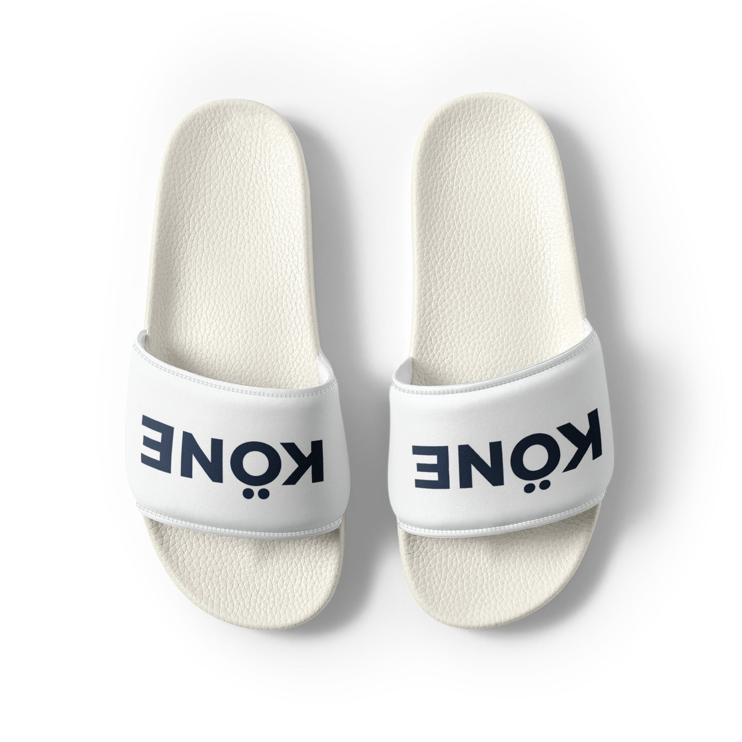 Sandalias KÖNE blancas con tira acolchada y logo negro, diseño ligero y ergonómico.