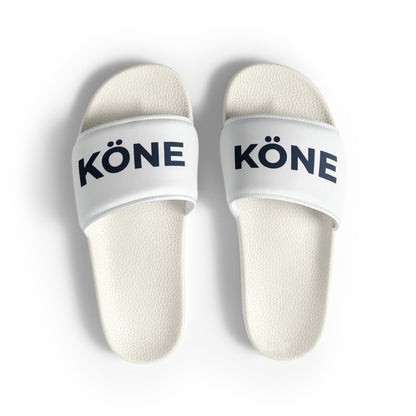 Sandalias KÖNE blancas con logo negro vistas desde arriba, diseño minimalista y suela texturizada.