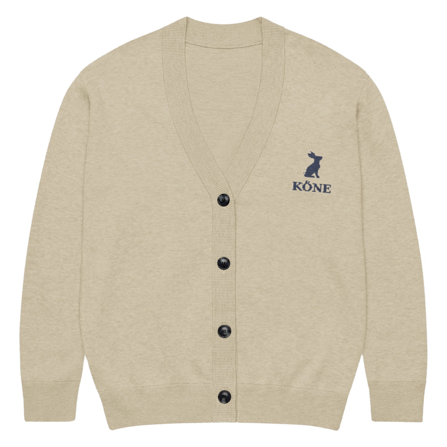 Cárdigan KÖNE beige abierto con botones, logo azul bordado y textura de punto fino.