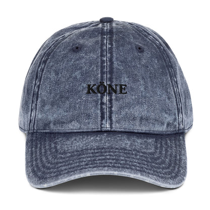 Gorra KÖNE vintage granate con logo bordado en el frontal, diseño dad cap lavado