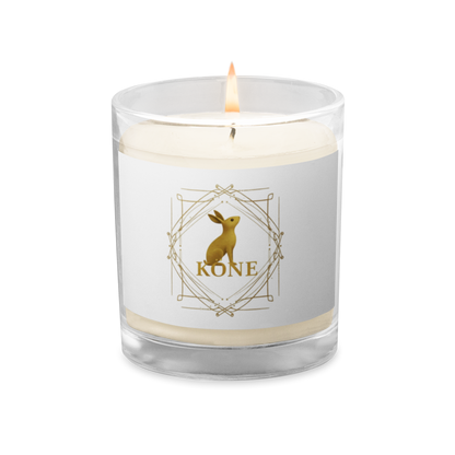 Vela de soja KÖNE blanca con logo dorado sobre fondo claro y textura suave