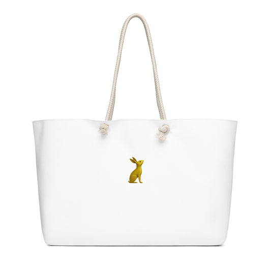 Bolsa KÖNE Weekender color blanco con logotipo dorado vista frontal, asas de cuerda natural y fondo neutro.