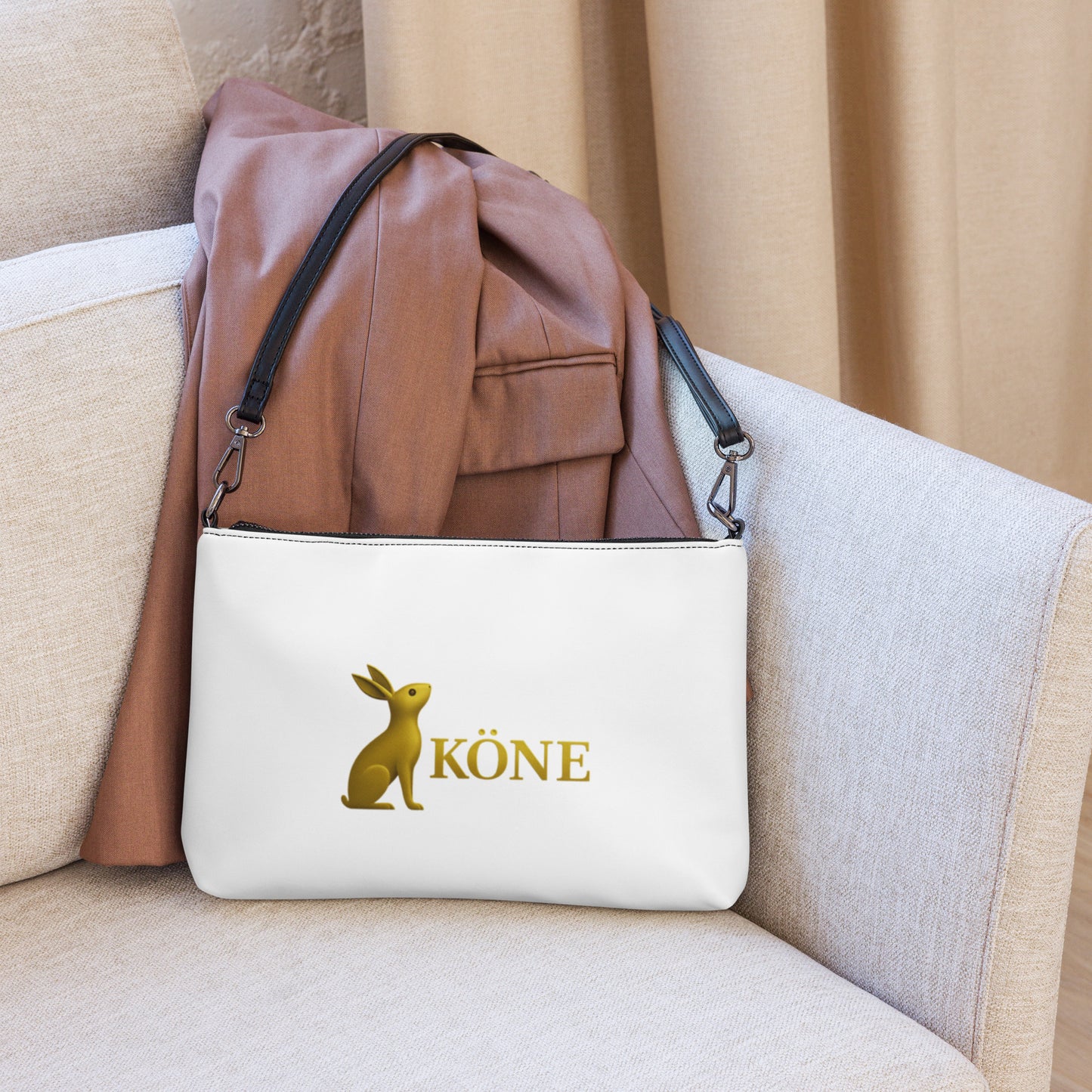 Bolso con correa KÖNE en piel sintética color blanco sobre fondo neutro, diseño minimalista.