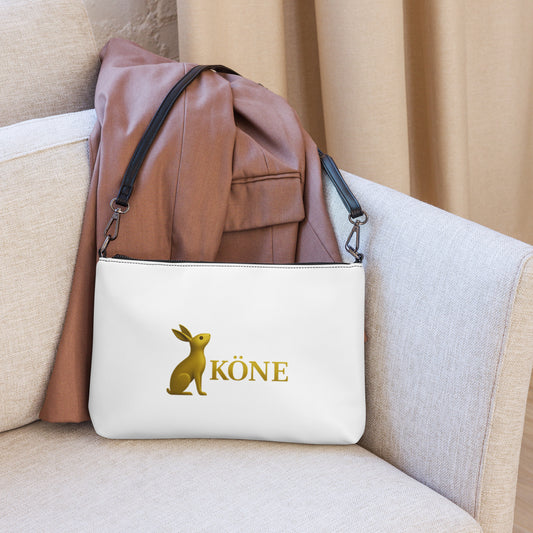Bolso con correa KÖNE en piel sintética color blanco sobre fondo neutro, diseño minimalista.