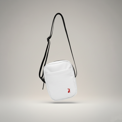 Bolso KÖNE blanco con logo bordado – vista frontal sobre fondo neutro
