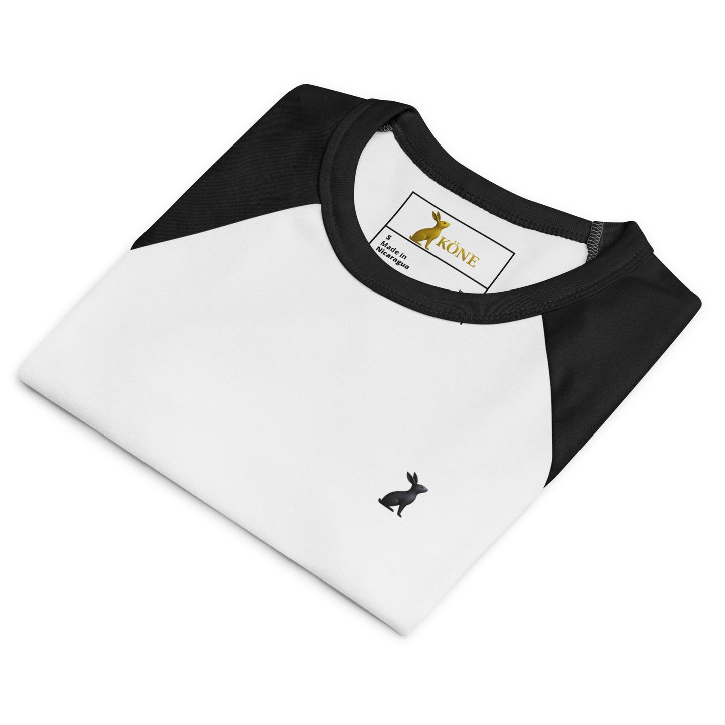 Camiseta raglán KÖNE negra y blanca 100% algodón con logo de conejo.