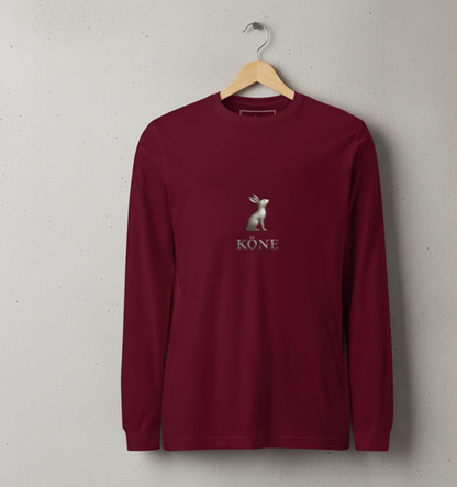 Camiseta KÖNE unisex color burdeo con logo metálico 