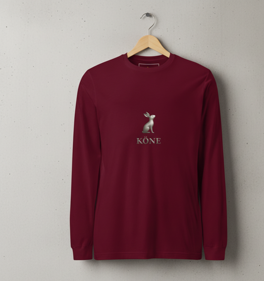 Camiseta KÖNE unisex color burdeo con logo metálico 