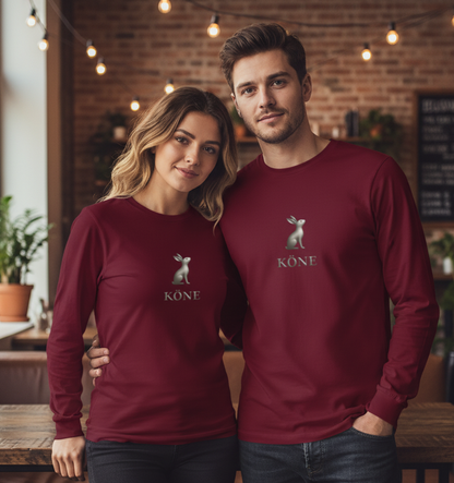 Pareja con camiseta unisex KÖNE burdeos – algodón peinado premium