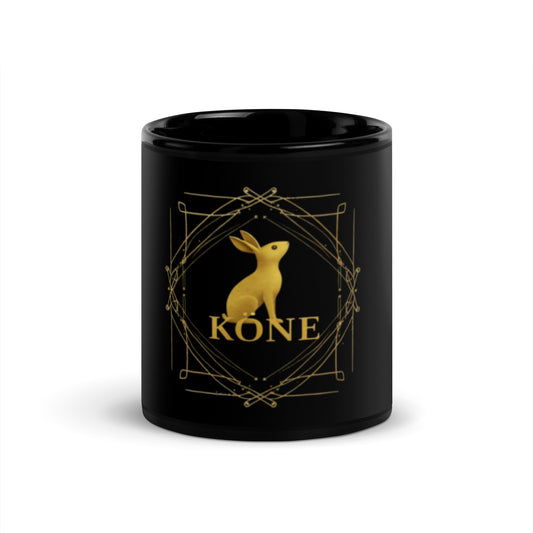 Taza negra de cerámica KÖNE con logo dorado sobre fondo negro.