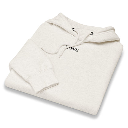 Vista frontal de la sudadera KÖNE premium oatmeal-heather con logo bordado.