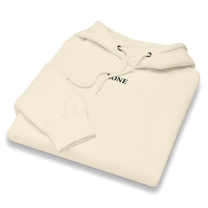 Vista frontal de la sudadera KÖNE premium Sandshell con logo bordado.