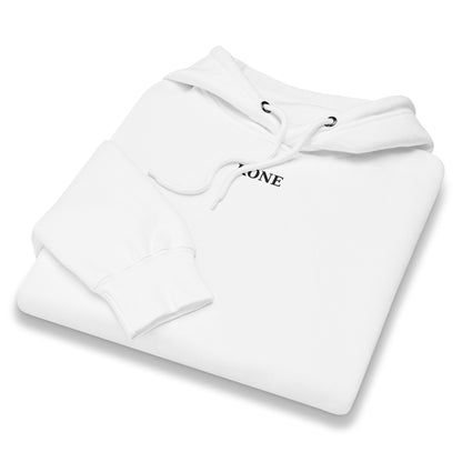 Vista frontal de la sudadera KÖNE premium white con logo bordado.