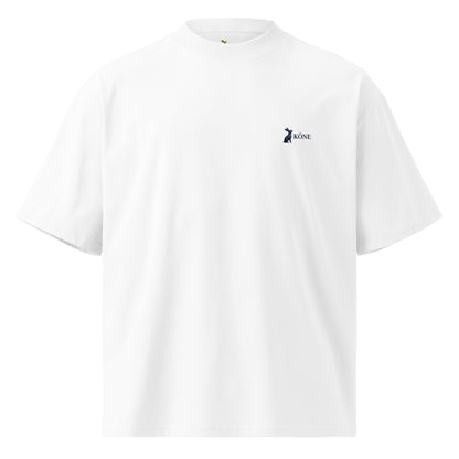 Detalle lateral de camiseta oversize KÖNE de algodón orgánico con cuello alto estructurado
